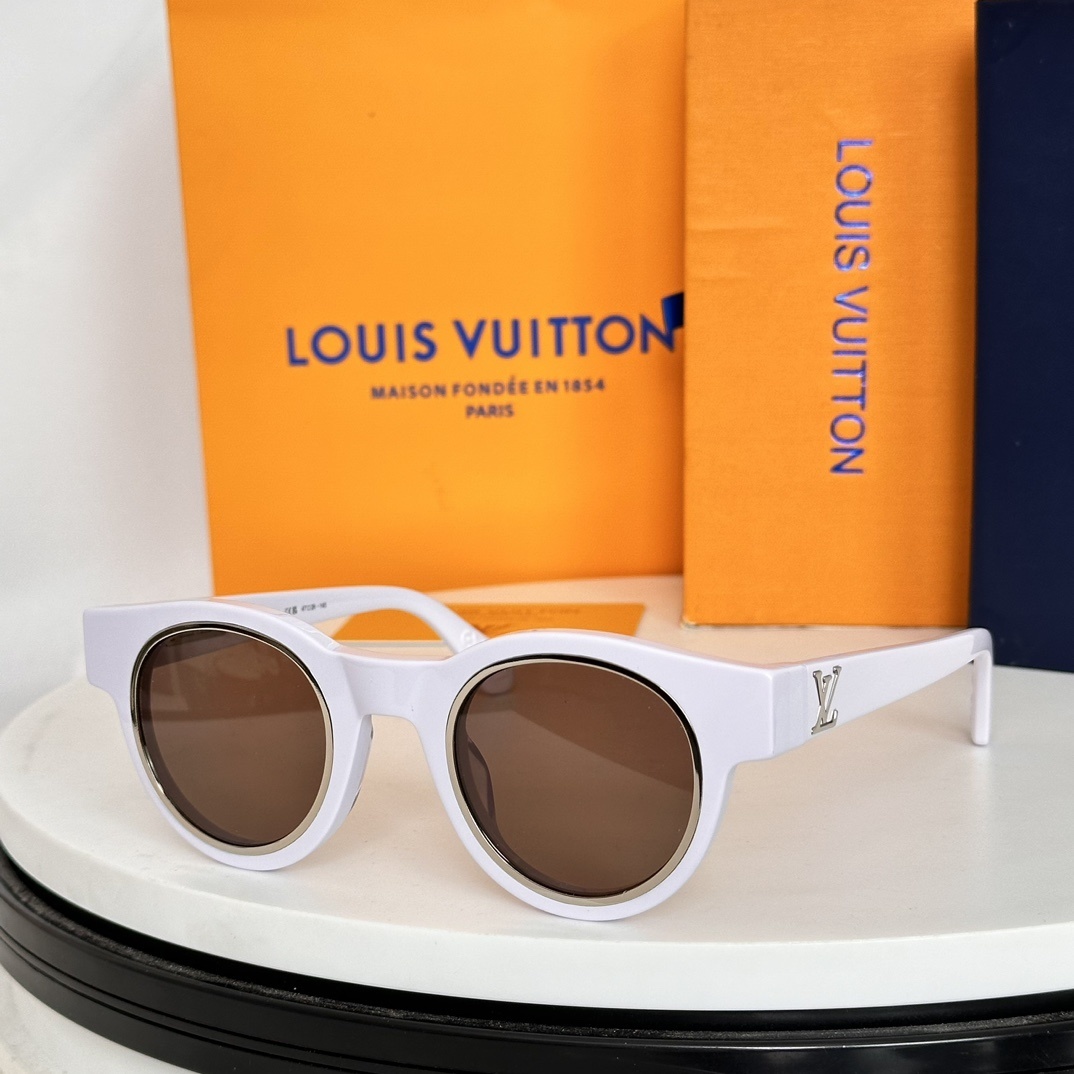 Louis Vuitton Round Sunglasses – Black Frame with Gold Detail