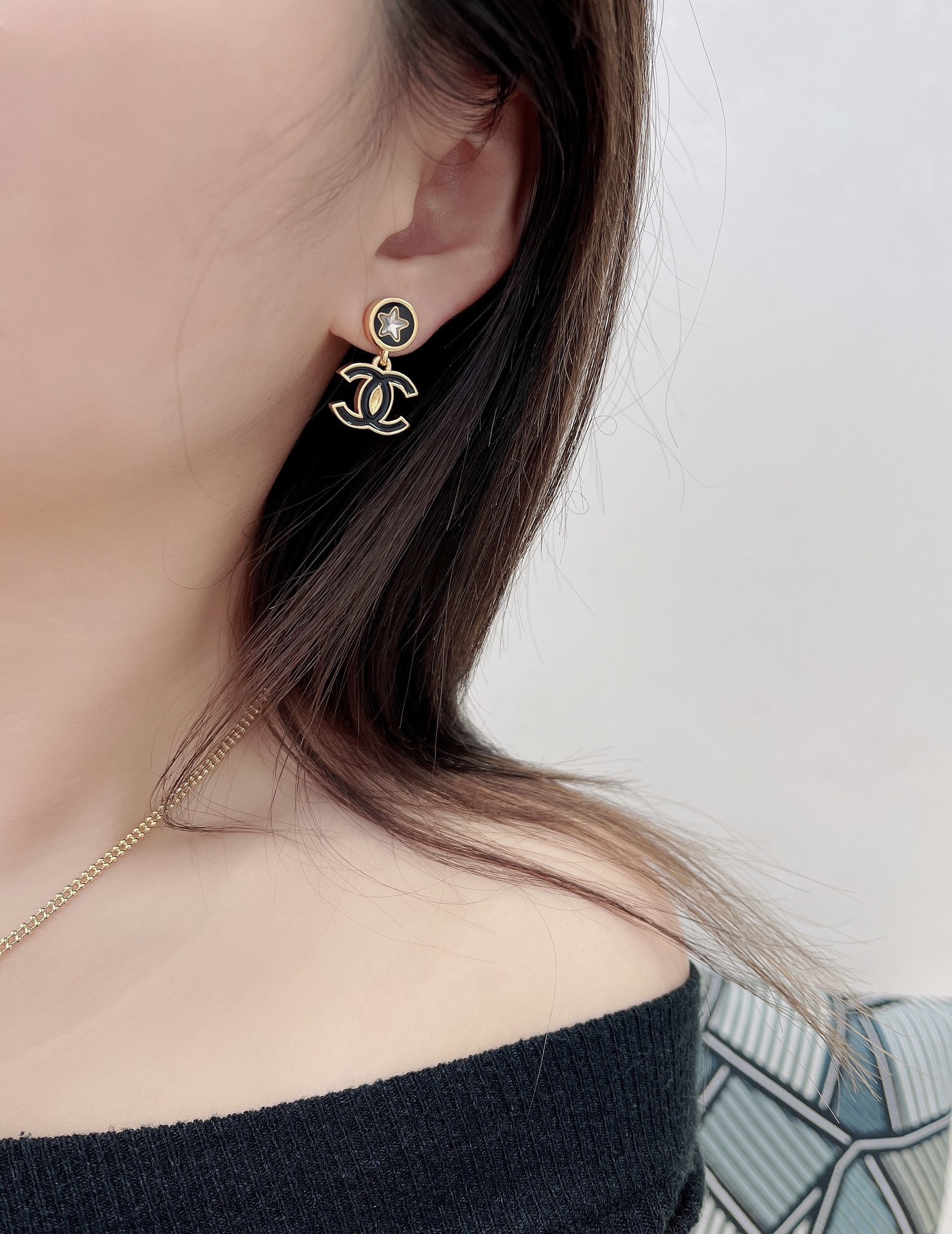 Chanel Black & Gold Star CC Drop Earrings – Designer