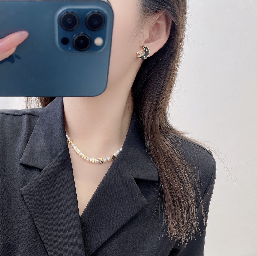 Chanel Crescent Moon Earrings – Chanel Gold & Black Crescent Moon