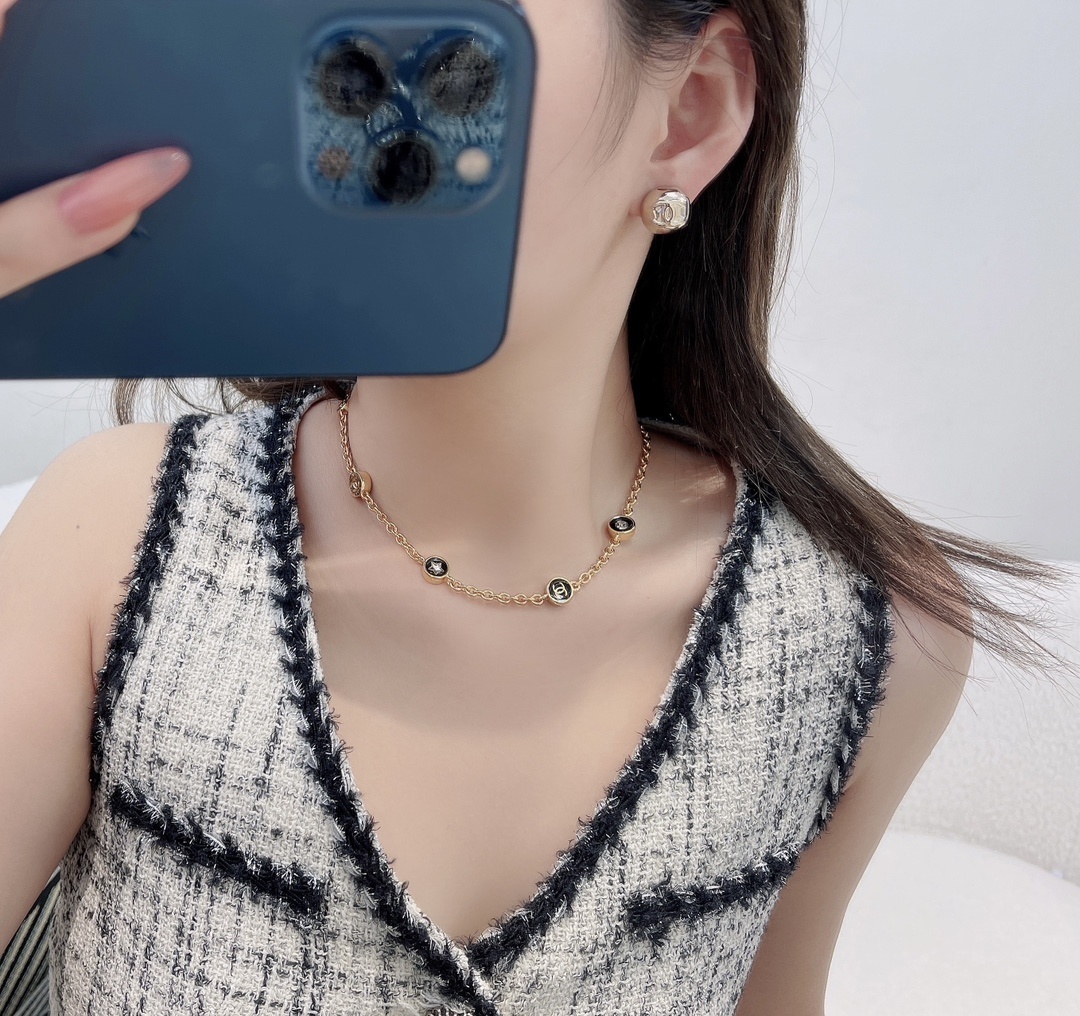 Chanel Gold Black Pendant Necklace – Chanel Gold & Black Circle