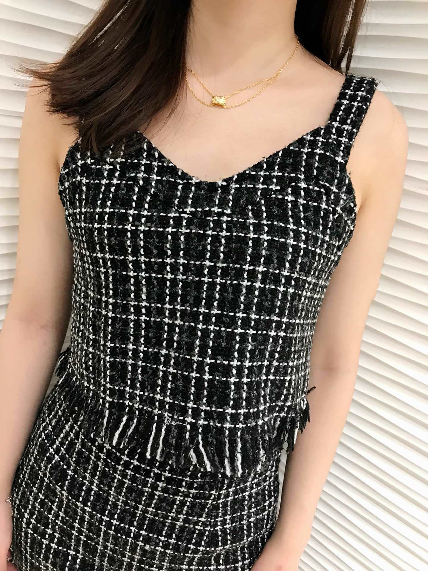 Chanel Gold Diamond Ribbon Necklace – Elegant Design