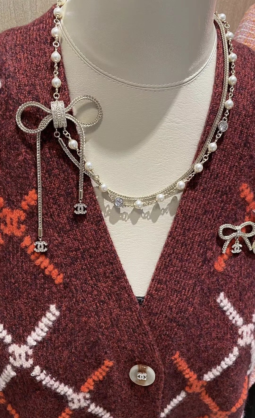 Chanel Silver Bow Pearl Necklace – Dazzling CC Charms