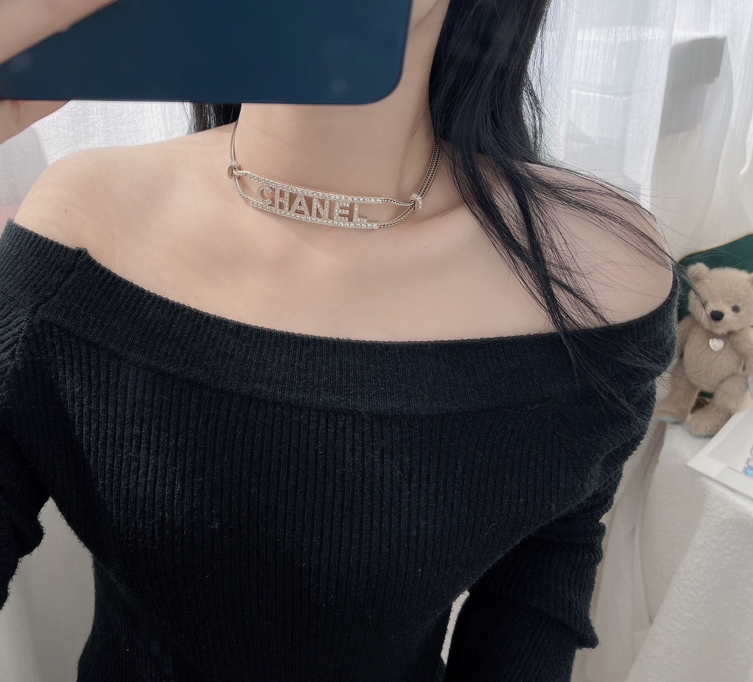 Chanel Silver Rhinestone Choker – Chanel Silver Rhinestone Logo Choker