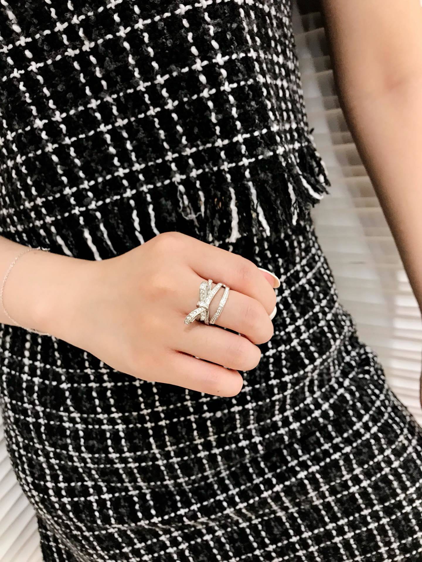 Chanel Silver Ribbon Diamond Ring – Elegant & Refined