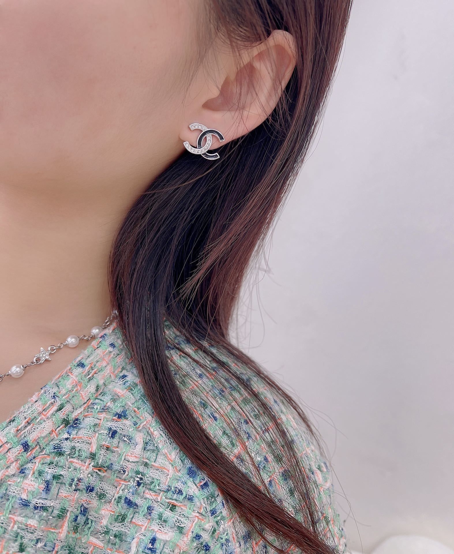 designer Chanel Silver CC Crystal Earrings – Chanel Silver CC Crystal