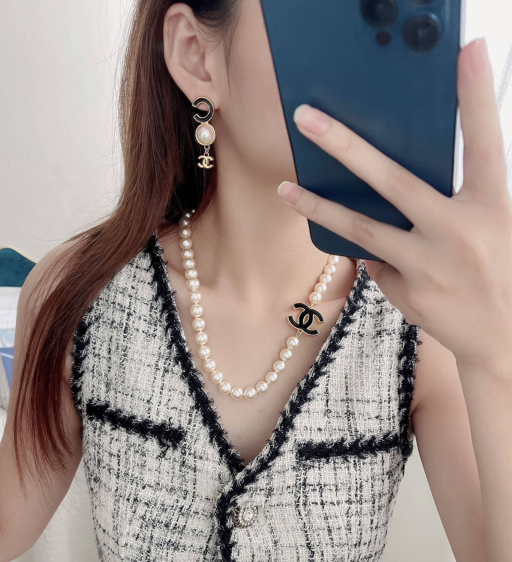 Chanel Pearl Black CC Logo – Chanel Pearl Necklace Black CC Logo