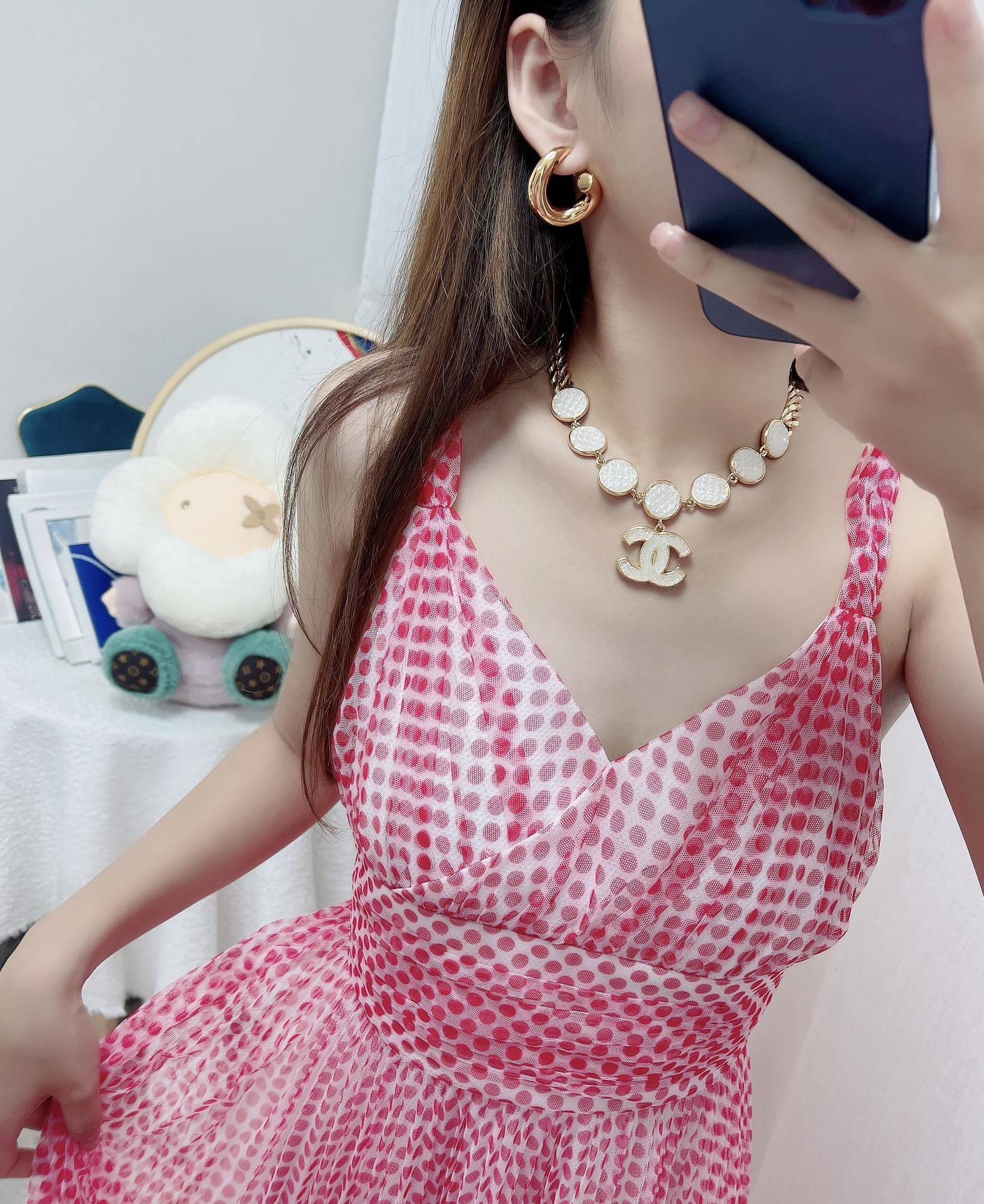 Chanel White Circle CC Necklace – Chanel White Circle CC Logo Necklace