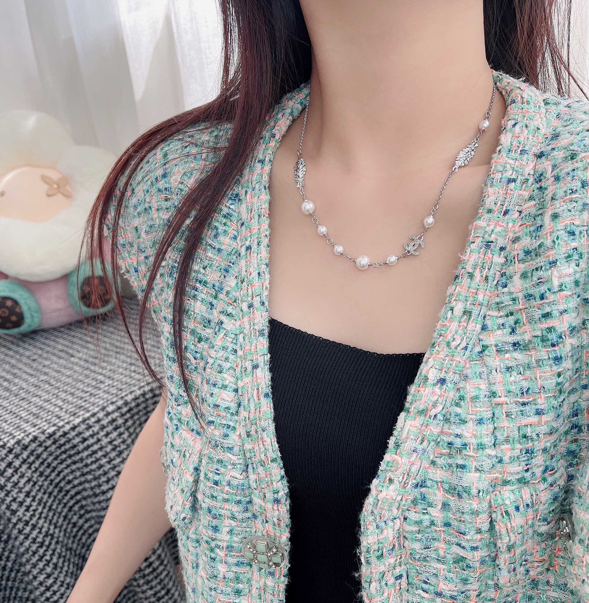 Chanel Silver Pearl Leaf Necklace – Elegant Bijoux Fantaisie