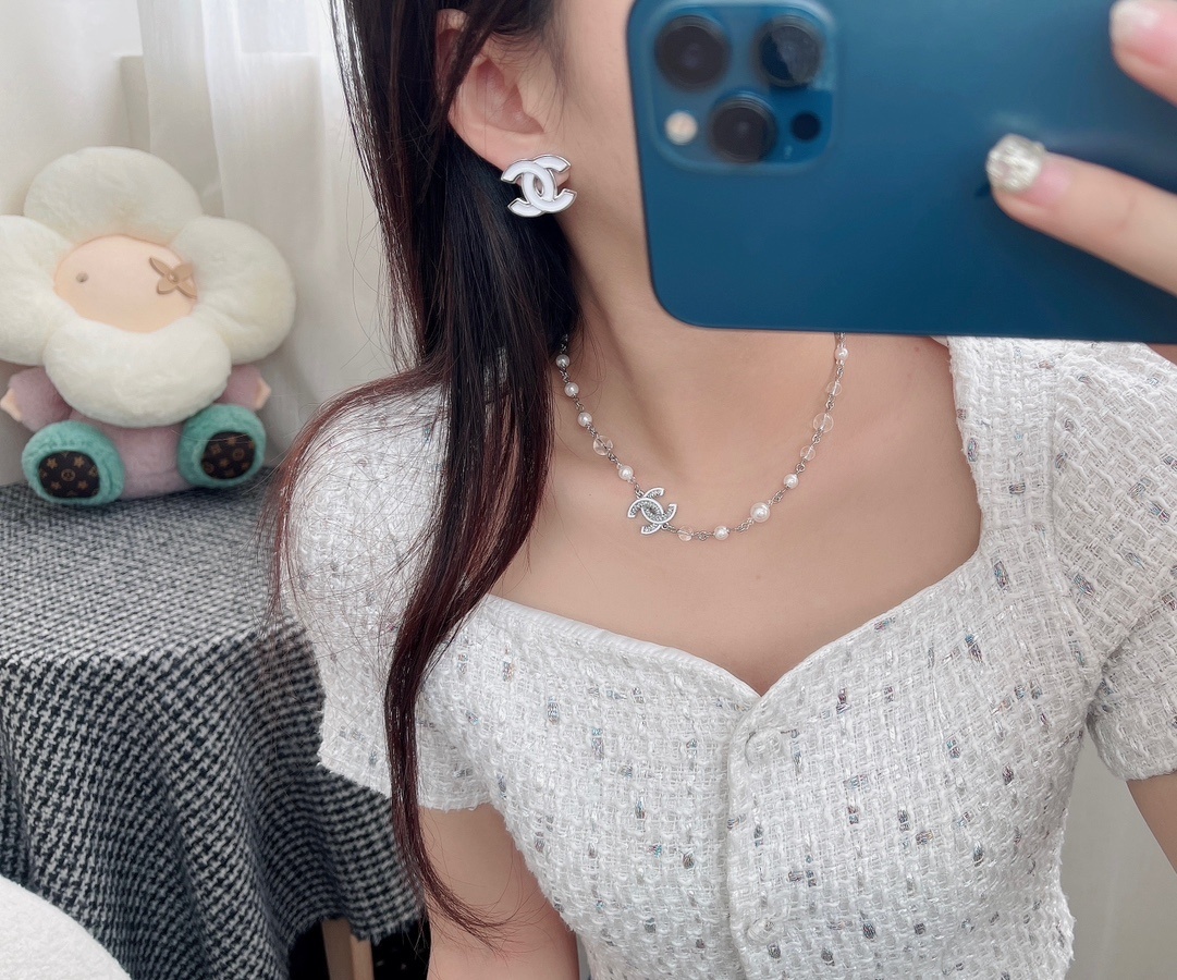 Chanel Silver Pearl CC Necklace – Chanel Silver Pearl CC Logo Necklace