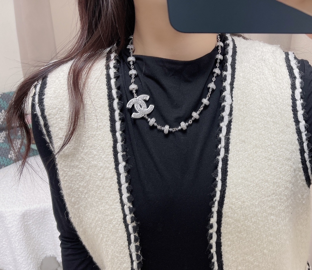 Chanel Silver Crystal CC Ball Necklace – Elegant Design