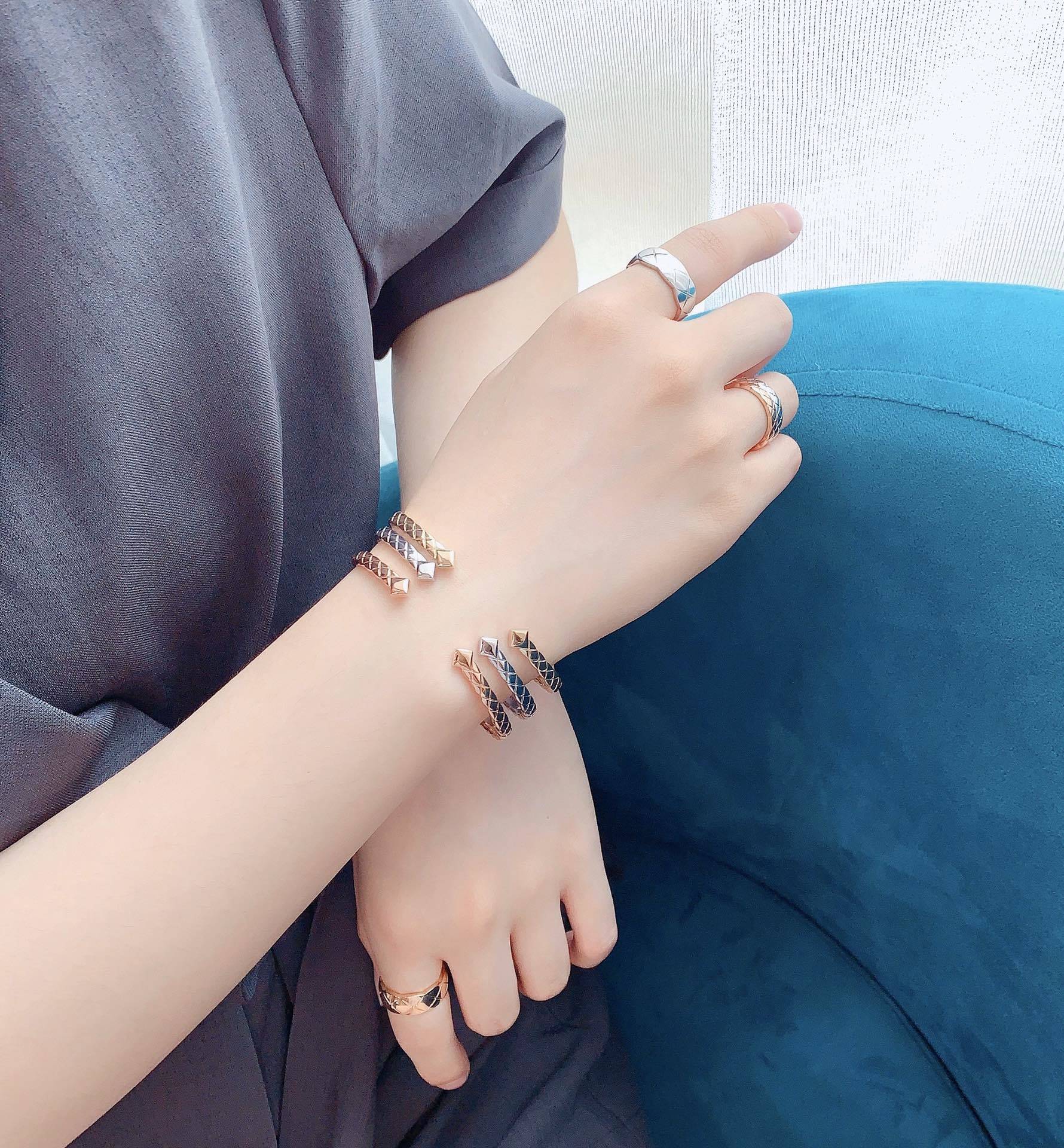 Premium Quality Textured Bangle Bracelet Set