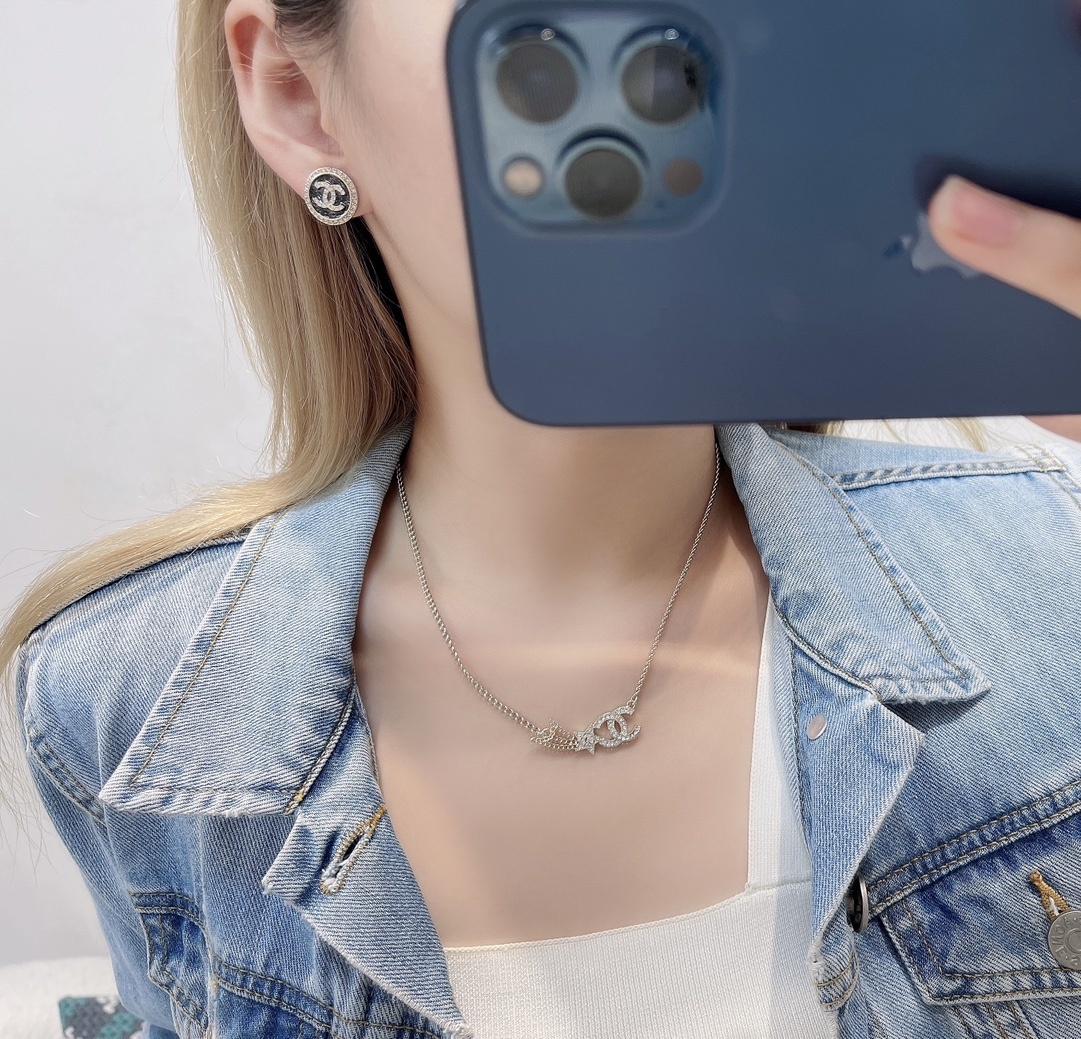 dazzling Chanel Silver Crystal CC Logo Necklace – Chanel Silver