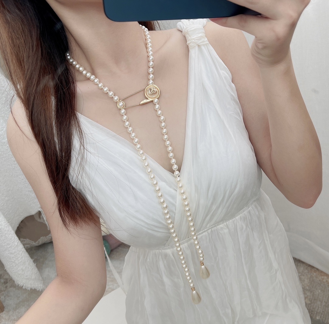 Chanel Pearl Safety Pin Necklace – Gold & Ivory