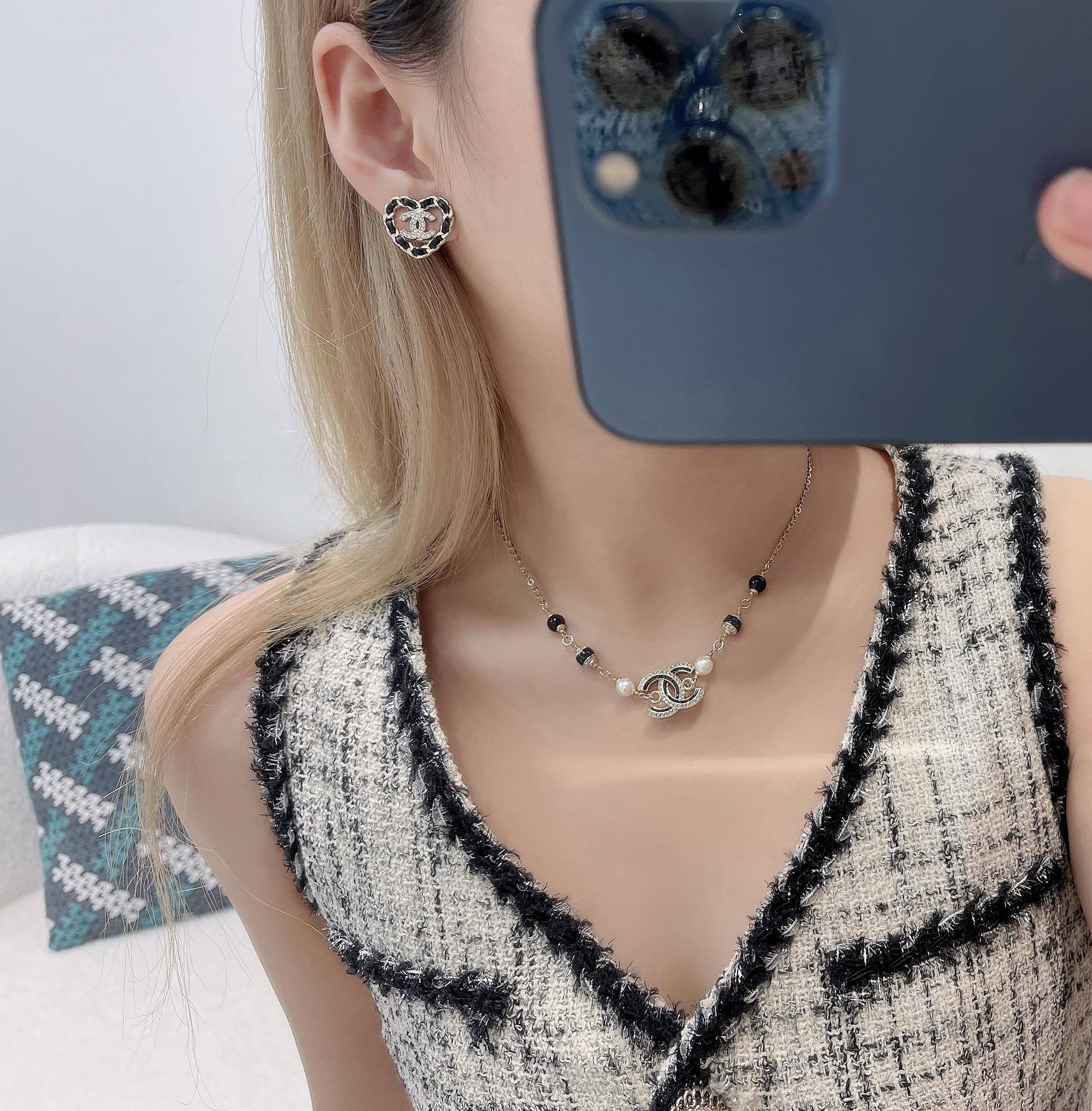 Chanel Heart Earrings Black Gold – Chanel Heart Earrings Black & Gold