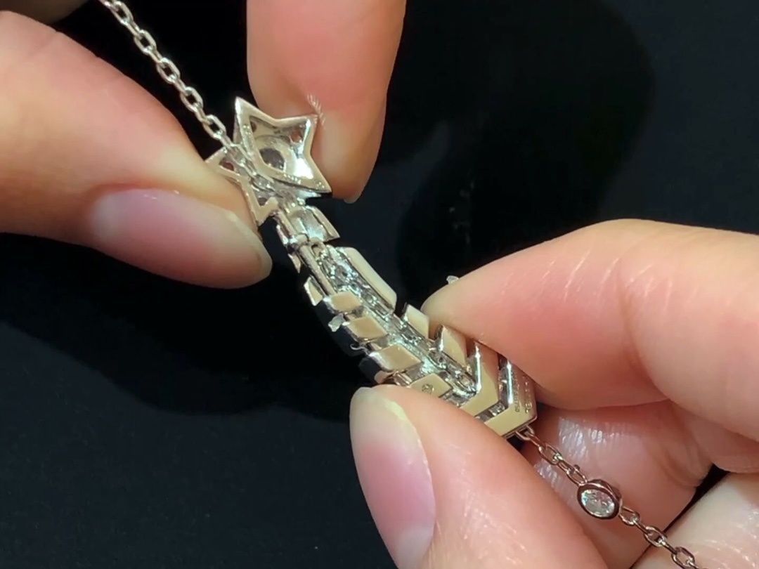 Silver Star Arrow Pendant Necklace – Dazzling Design