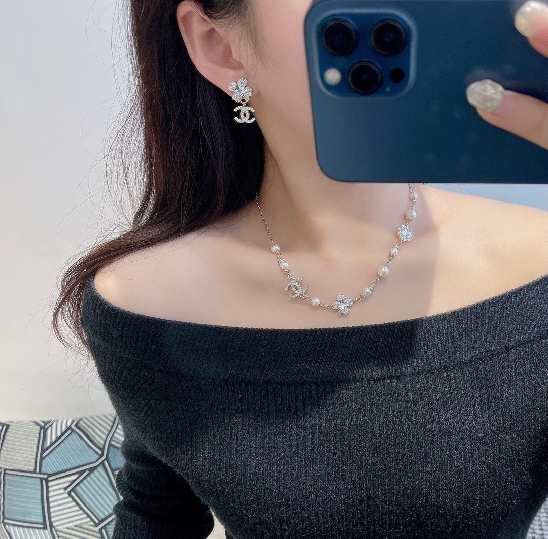 Chanel Silver Pearl Flower Necklace – Elegant Women’s Jewelry