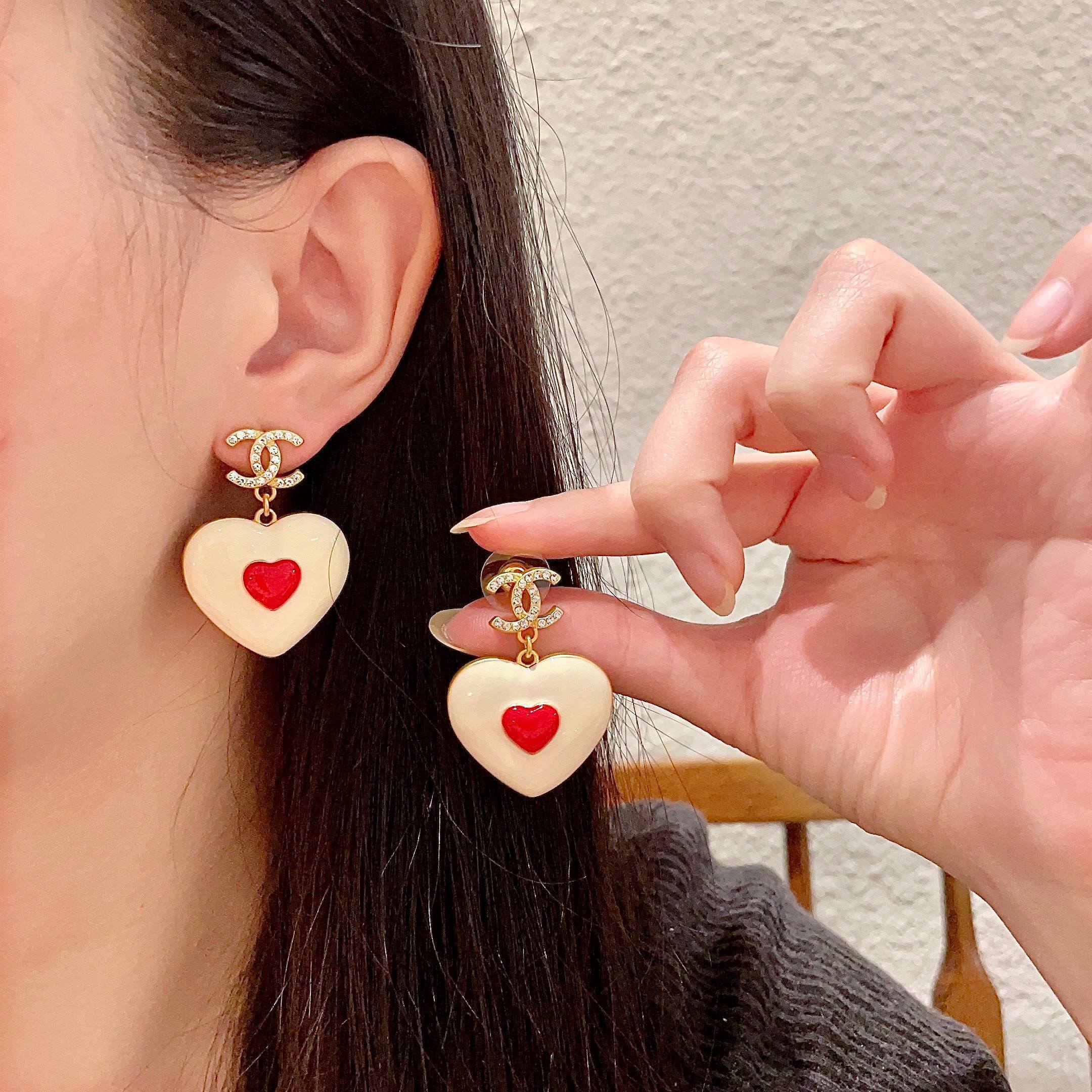 Chanel Cream Heart Earrings – Chanel Cream Heart Drop Earrings – Gold
