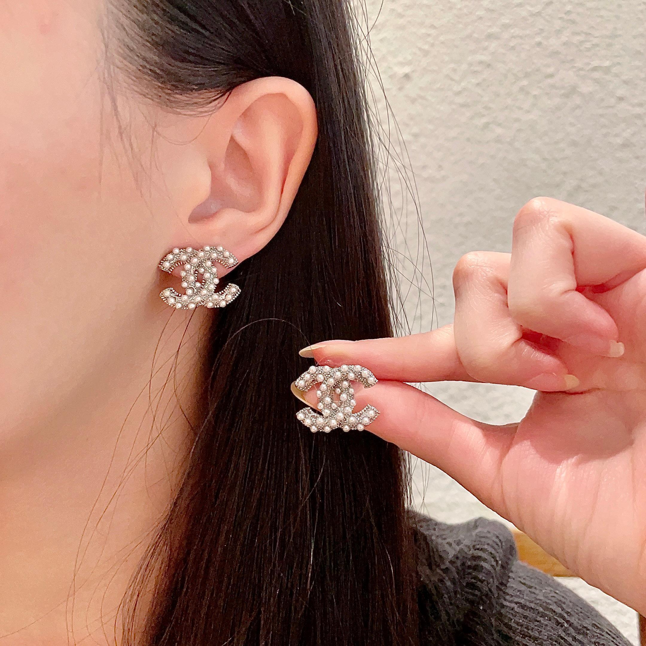 Chanel CC Pearl Stud Earrings – Gold Designer Accessory