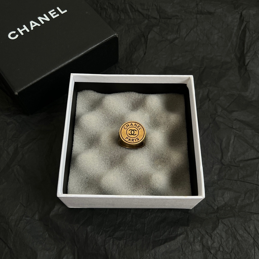 Chanel Gold Medallion Ring – Vintage Charm