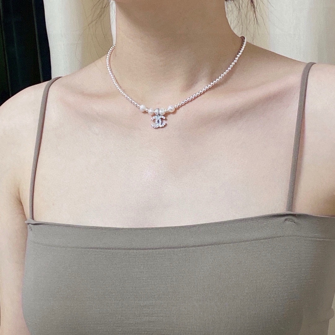 delicate Chanel Silver Pearl CC Logo Necklace – Chanel Silver Pearl CC