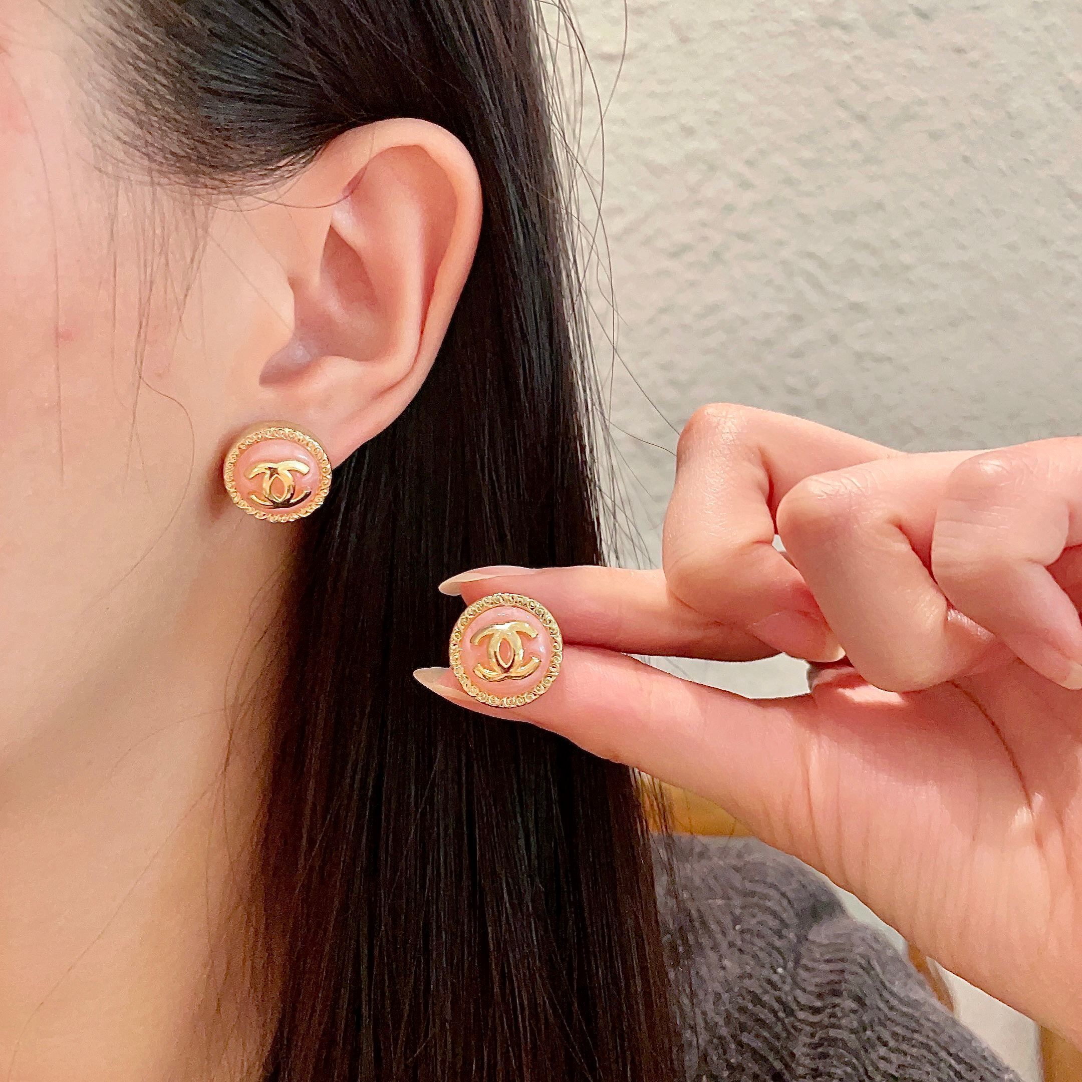Chanel Pink CC Gold Earrings – Chanel Pink CC Logo Gold Earrings
