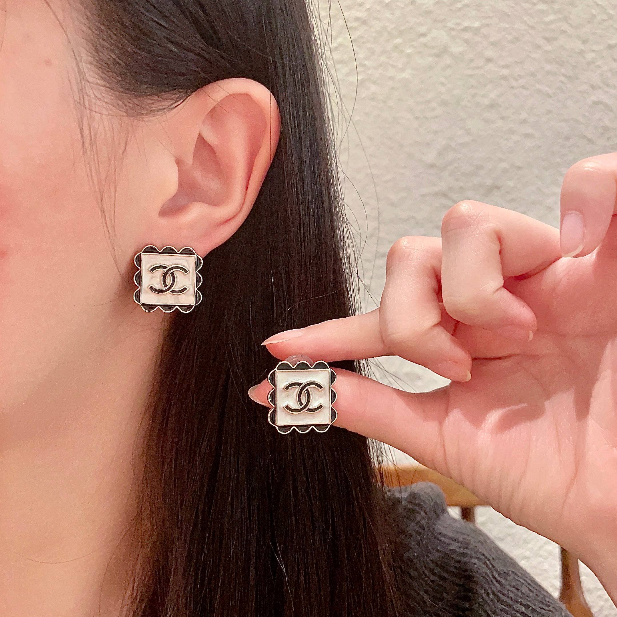 Chanel Cream Black Square Earrings – Chanel Cream & Black Square
