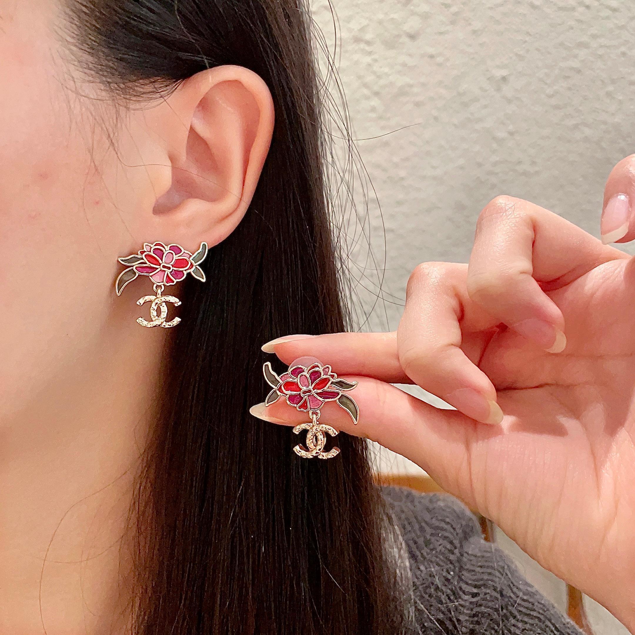 Chanel Pink Camellia Earrings – Chanel Pink Camellia CC Logo Drop