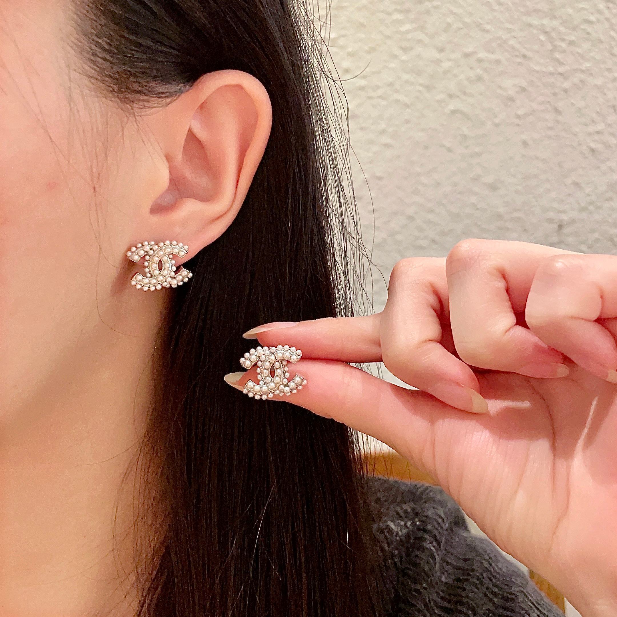 Chanel CC Logo Pearl Stud Earrings – Designer Jewelry