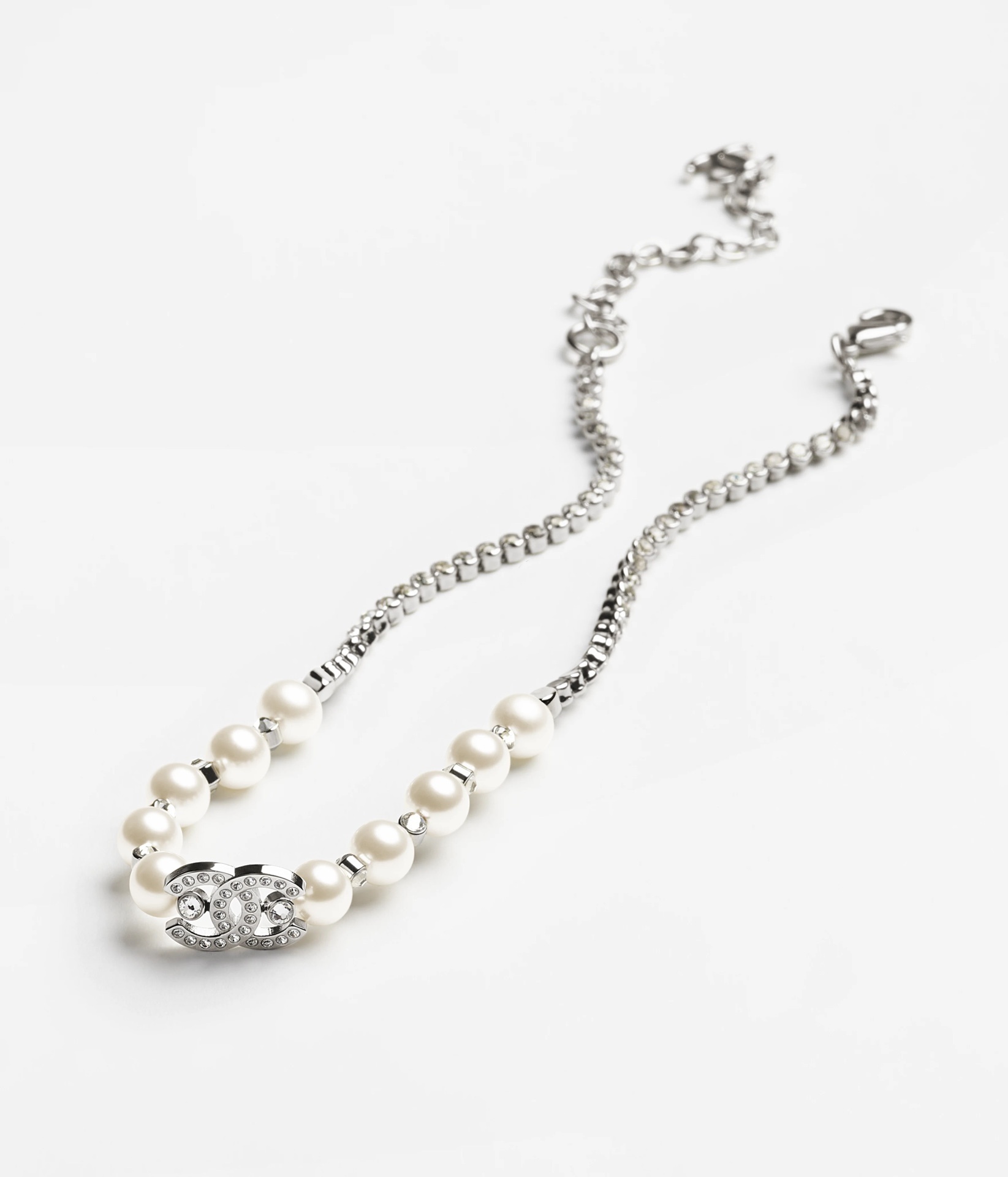 elegant Chanel Silver Pearl CC Logo Necklace – Chanel Silver Pearl CC