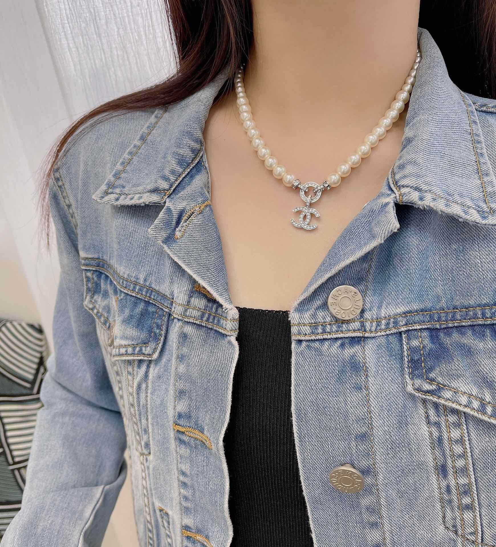 iconic Chanel Pearl CC Logo Necklace – Chanel Pearl CC Logo Necklace