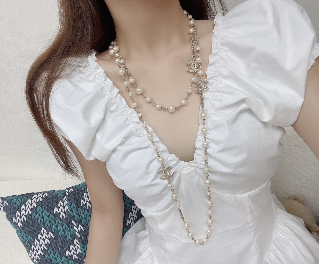 Classic Chanel Long Pearl Necklace CC Logo – Timeless Elegance