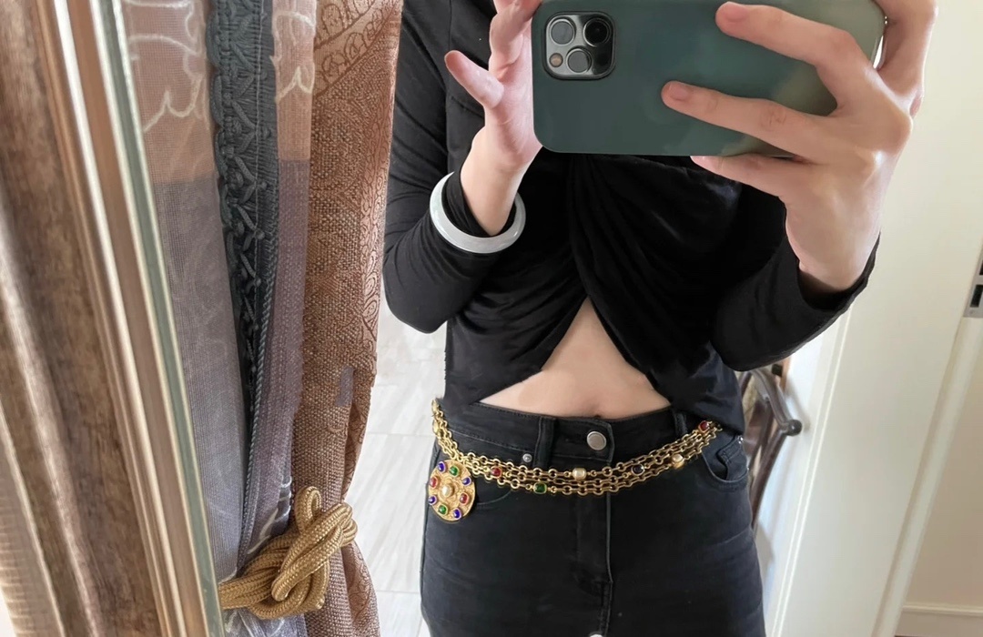 Vintage Gold Chain Belt with Gemstone Medallion – Statement Piece