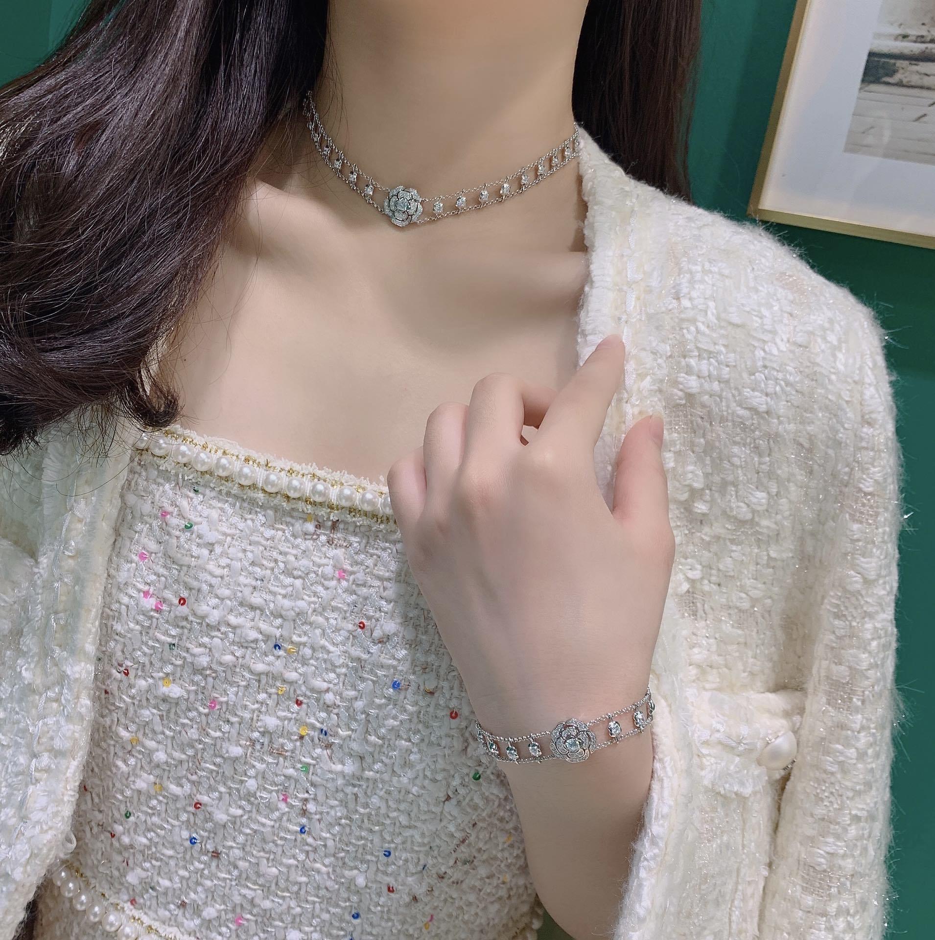 Premium Flower Crystal Bracelet – Exquisite Design