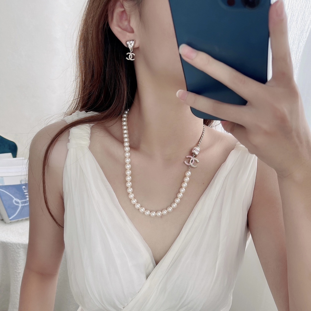 Chanel Pearl Necklace Silver CC Logo – Elegant Design