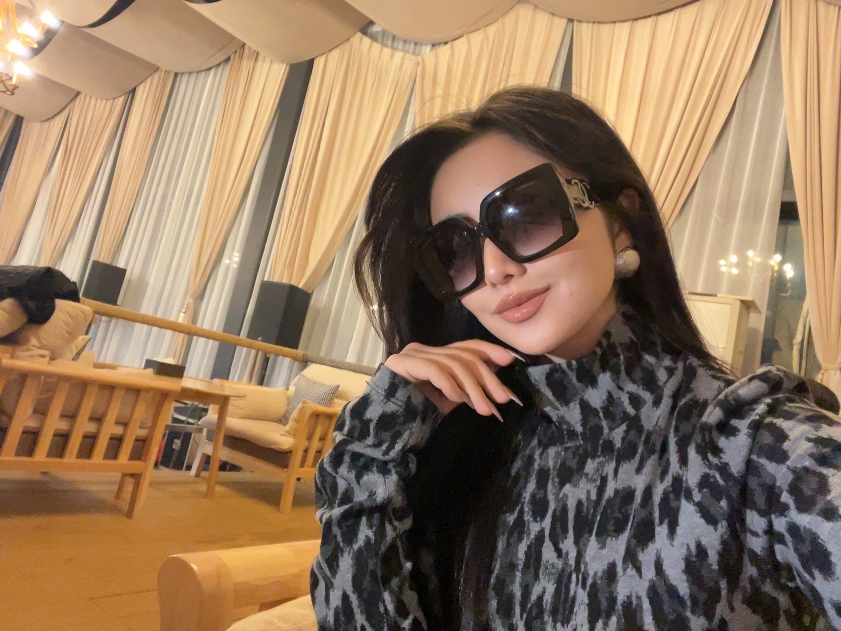 Women’s Oversized Square Sunglasses – Trendy Black Frame Luxury Style