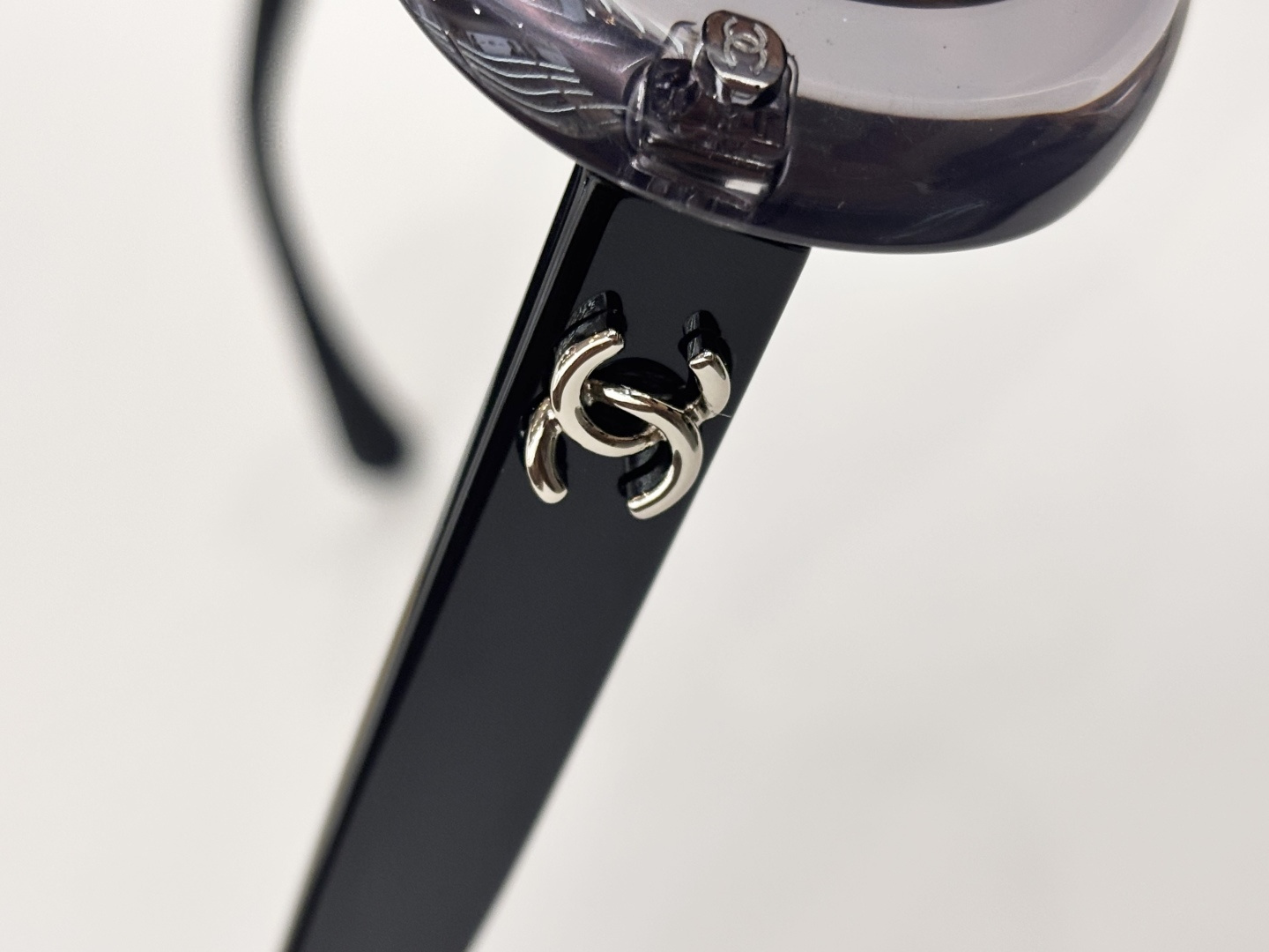 Chanel Luxury Oval Sunglasses – Elegant Women’s Designer Eyewear