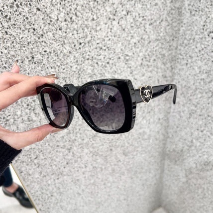 detail Chanel Black Heart Sunglasses – Chanel Black Heart Detail