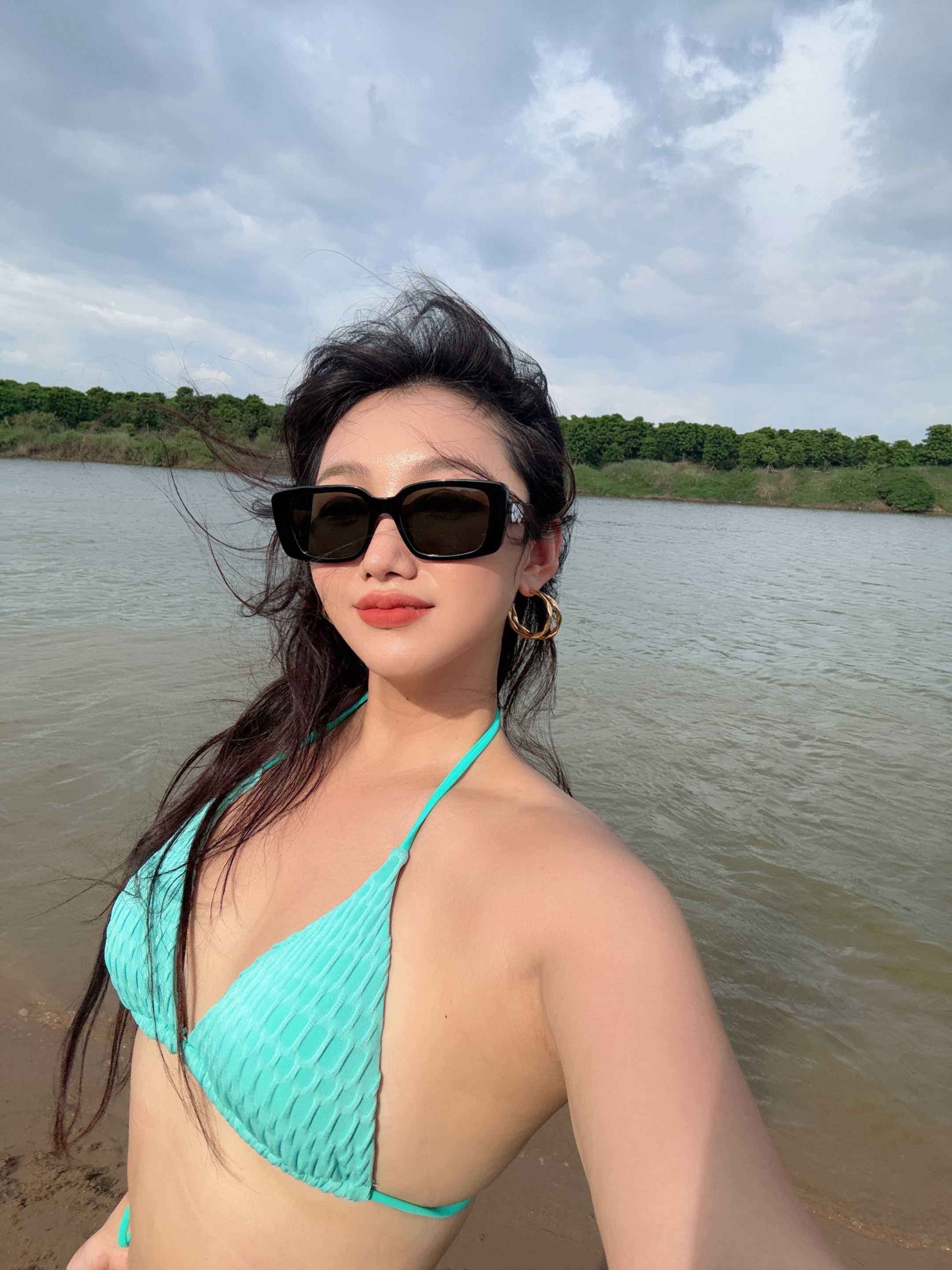 Women’s Vintage Rectangle Sunglasses – Black Frame with Flower Detail