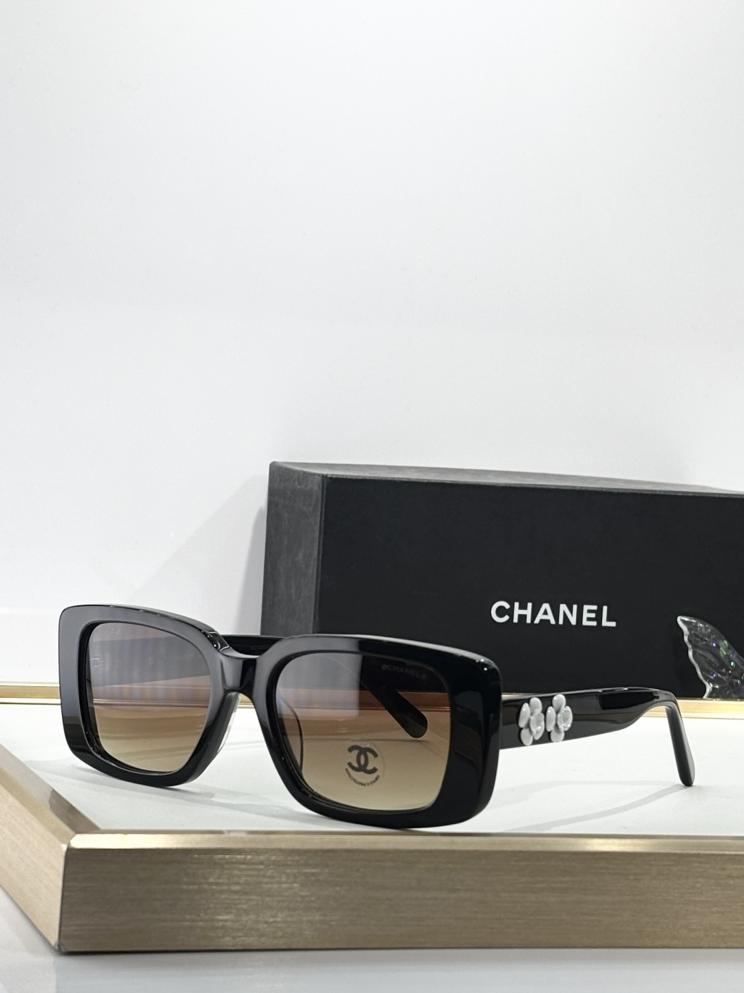 accent Chanel Black Flower Sunglasses – Chanel Black Flower Accent
