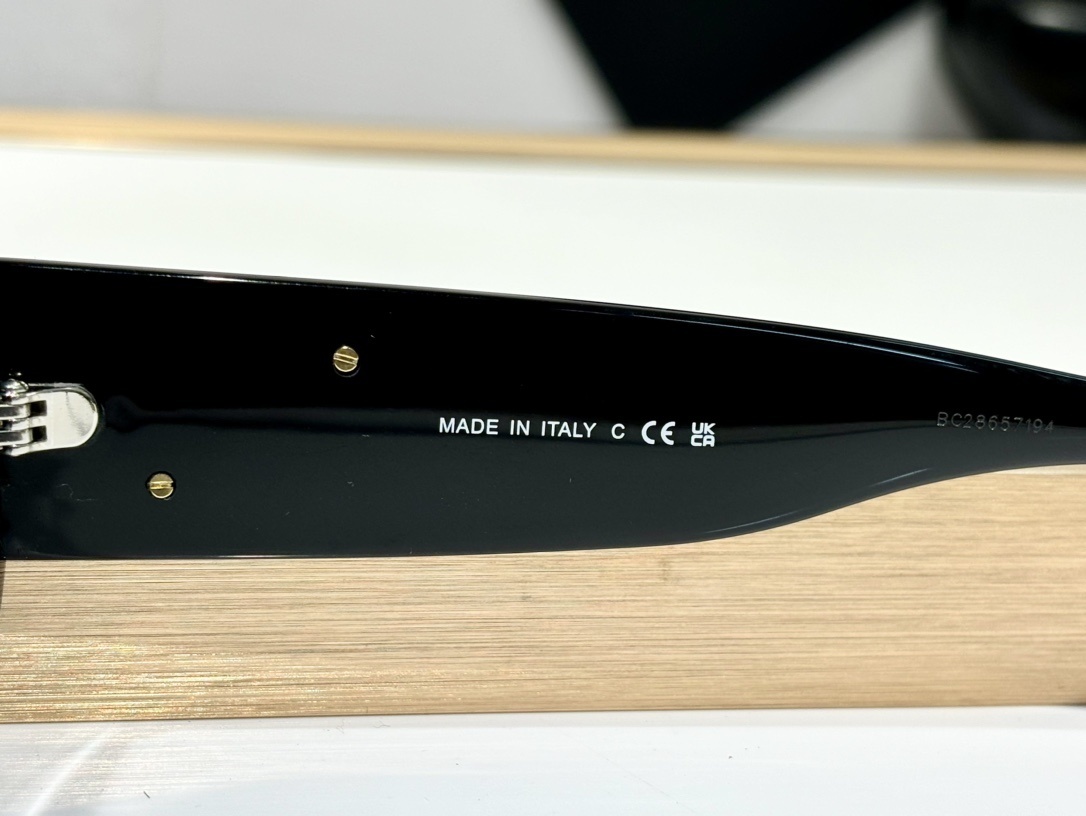 Chanel Black Rectangular Sunglasses – Elegant Two-Tone CC Logo