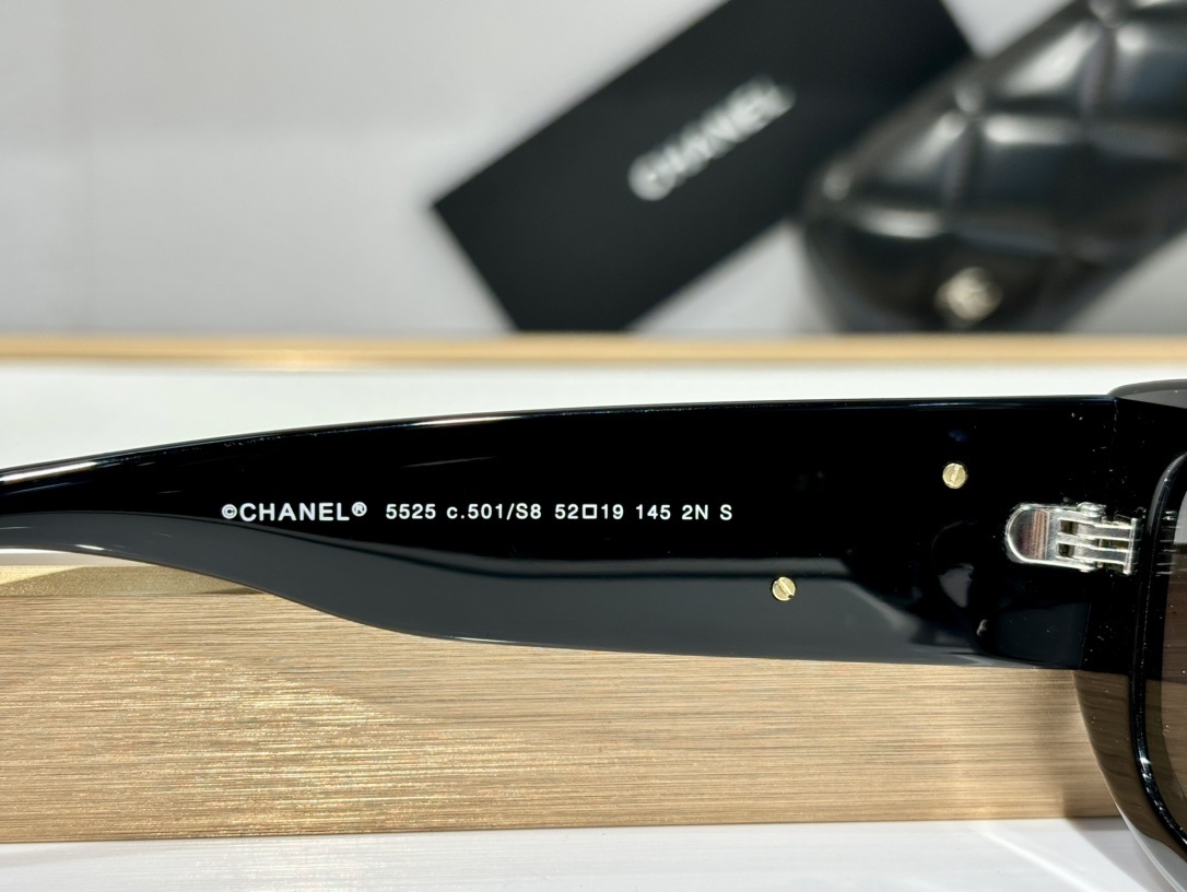 Chanel Black Rectangular Sunglasses – Elegant Two-Tone CC Logo