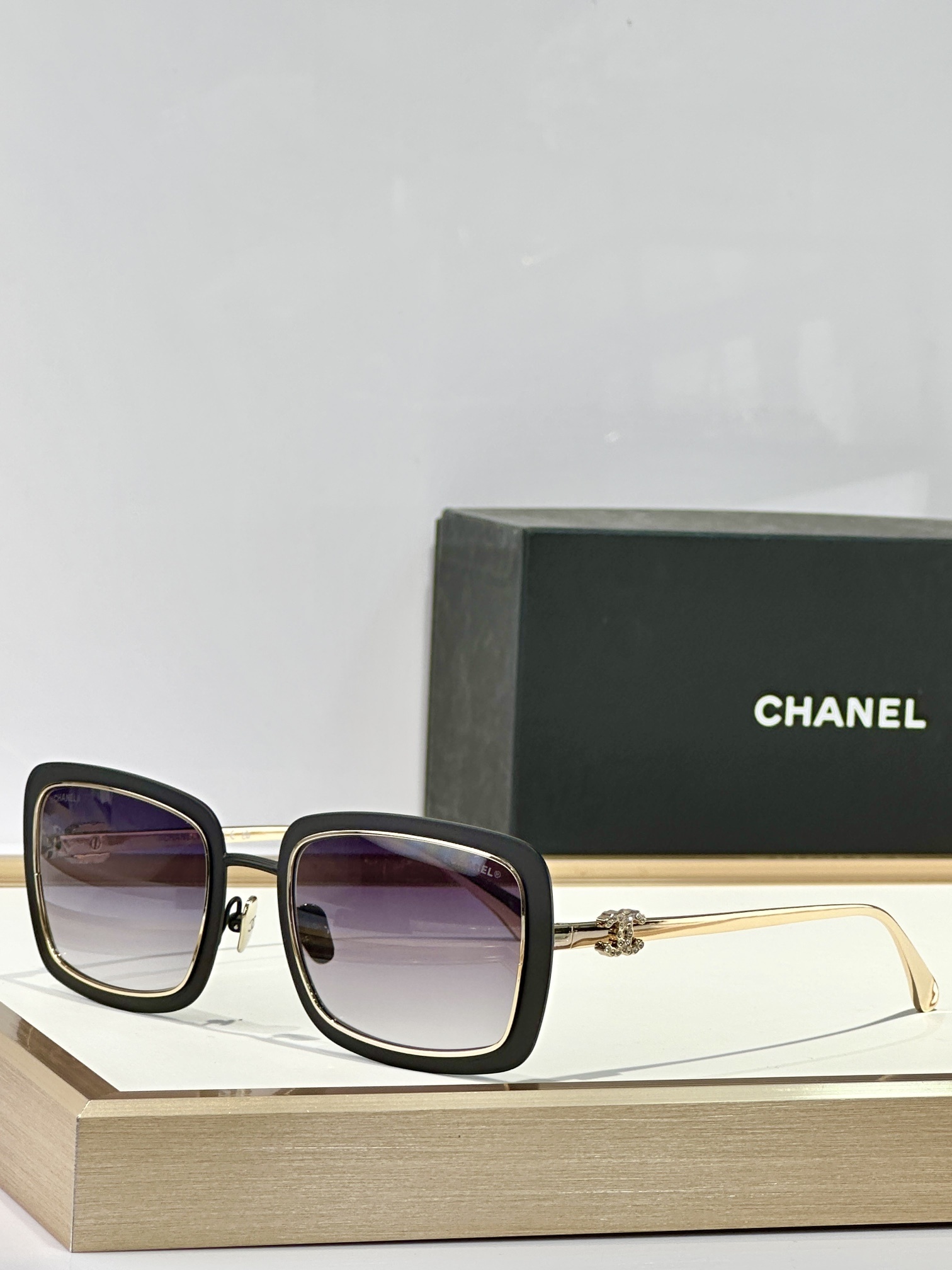 Chanel Black Frame Gradient Lens – Elegance Redefined