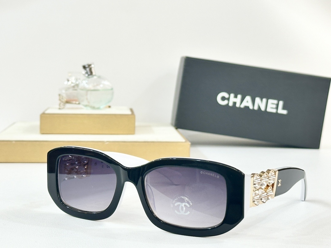 Chanel Black Square Sunglasses – Gold Chain Detail