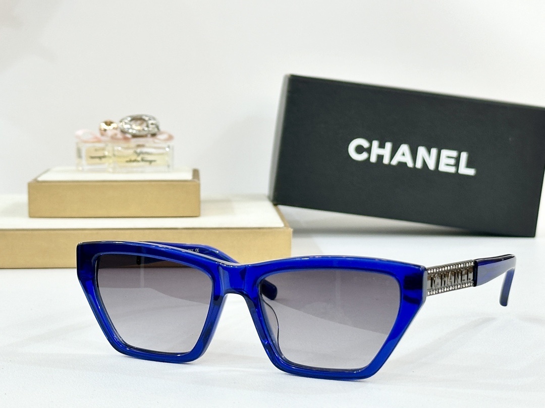 Chanel Blue Cat-Eye Sunglasses – Rhinestone Detail