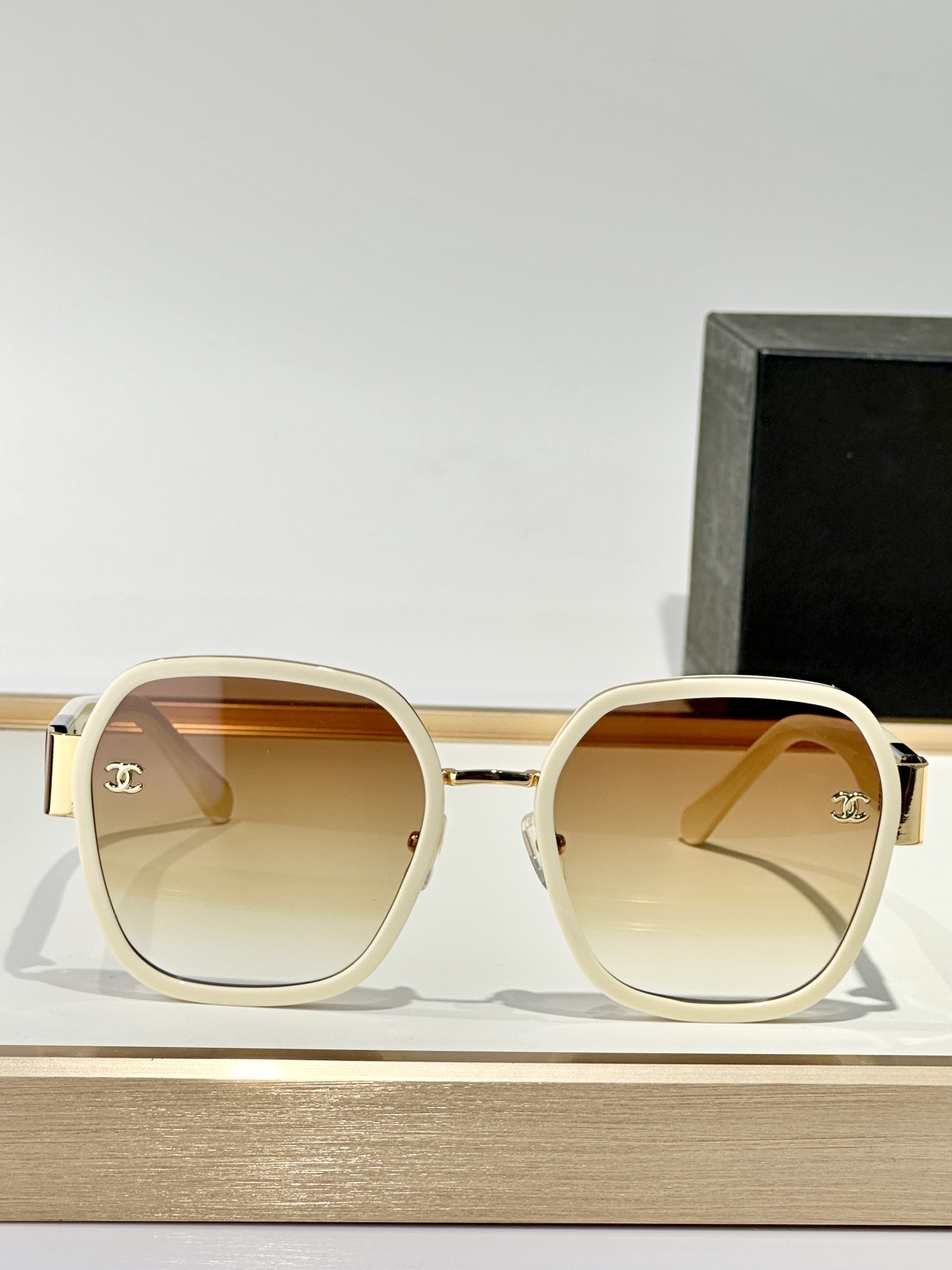 Luxury Oversized Square Sunglasses with Elegant Gradient Lenses