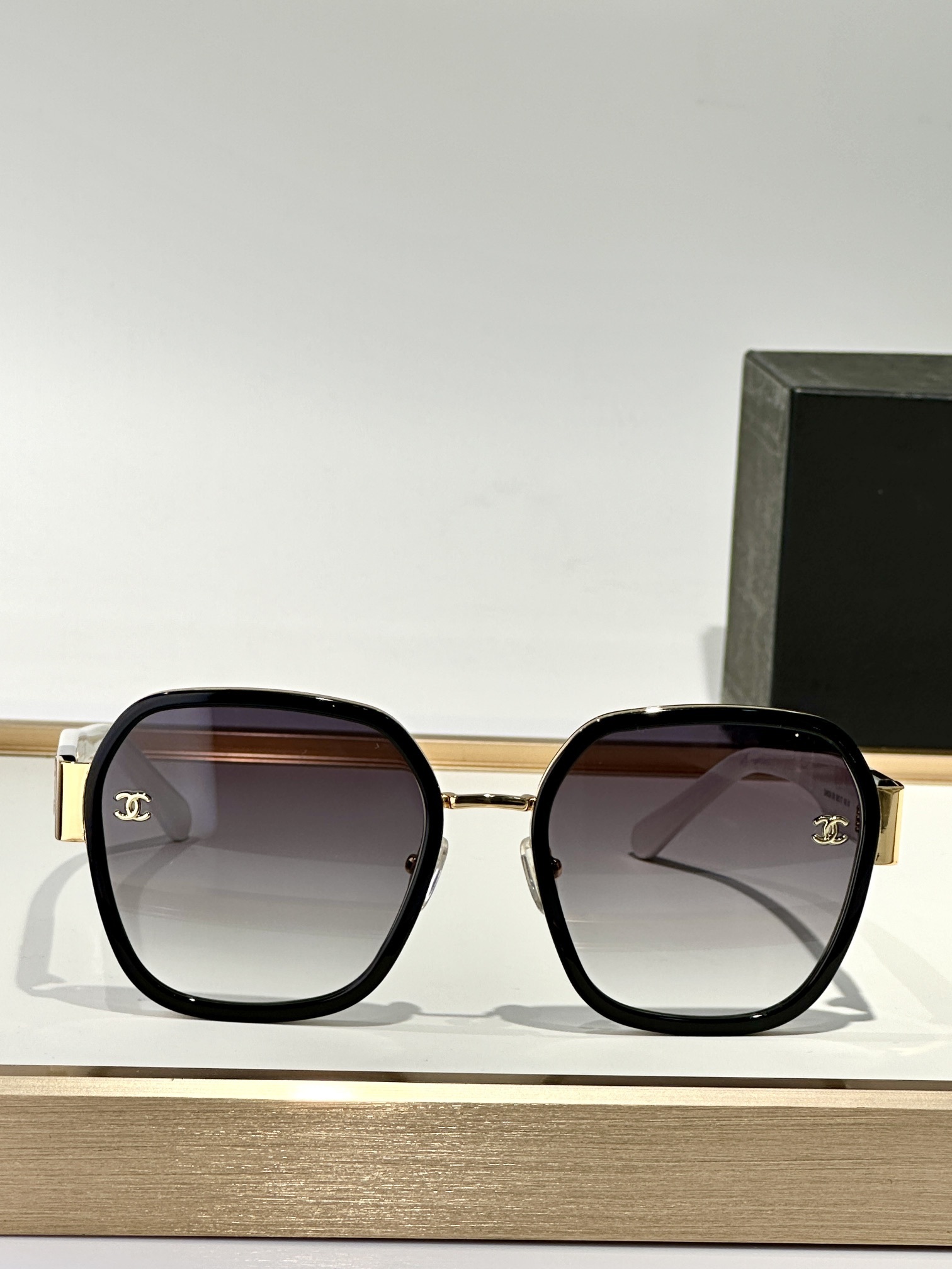 Luxury Oversized Square Sunglasses with Elegant Gradient Lenses