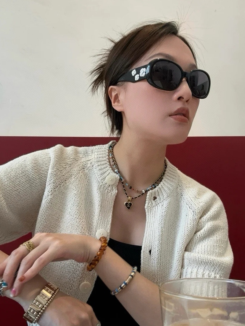 Vintage Camellia Flower Sunglasses for Women – Chic Black Oval Frame