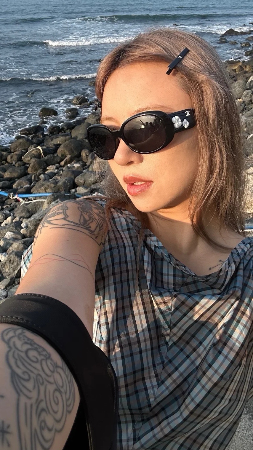 Luxury Camellia Flower Sunglasses for Women – Retro Black Oval Frame