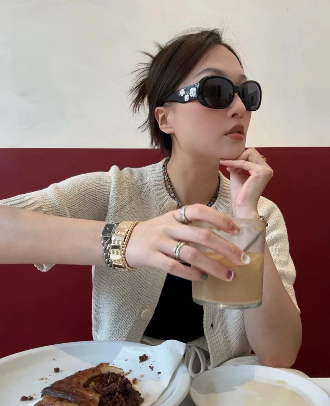 Luxury Camellia Flower Sunglasses for Women – Retro Black Oval Frame