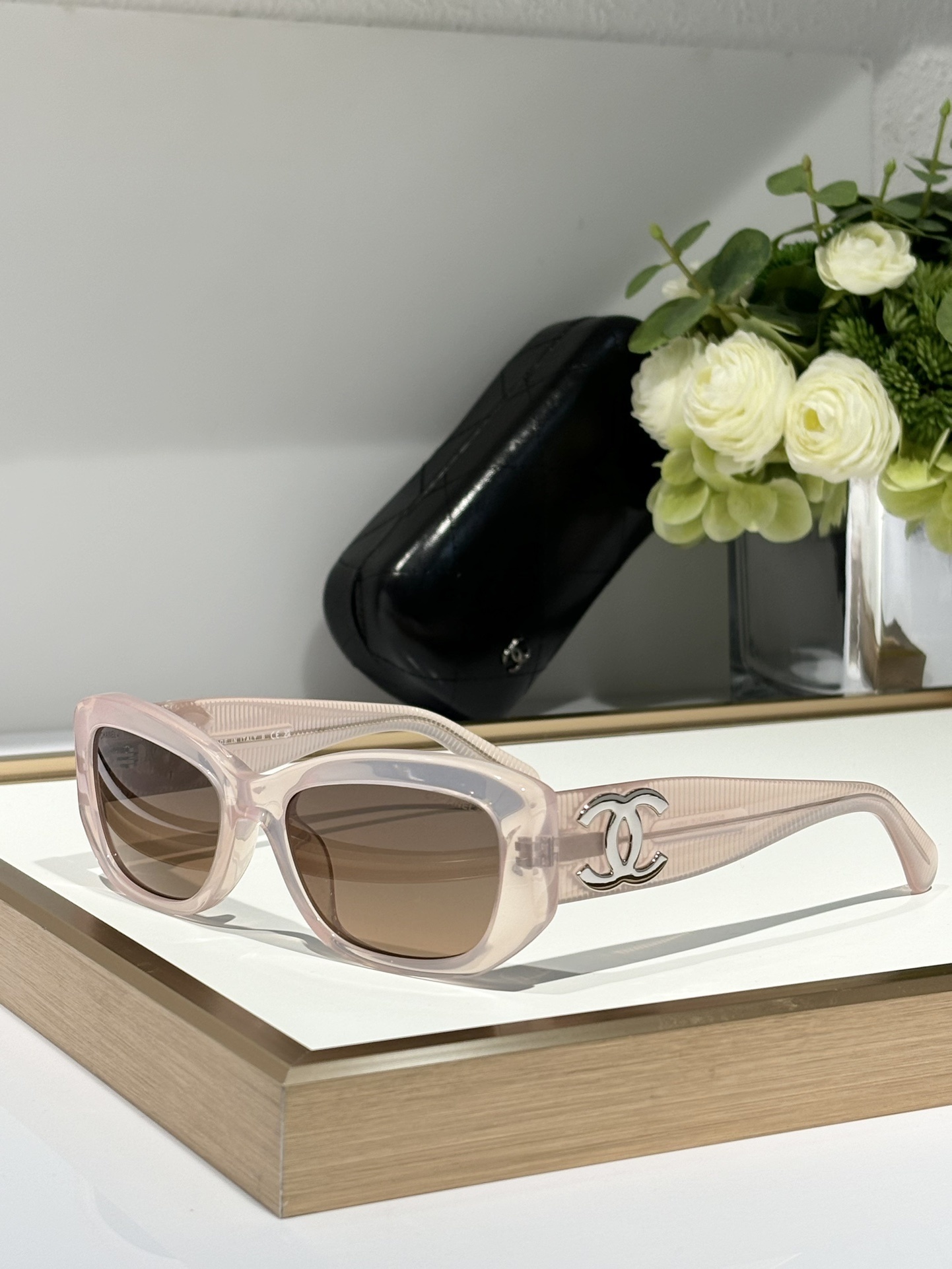 Luxury CH5493 Women’s Cat-Eye Sunglasses with Signature Logo